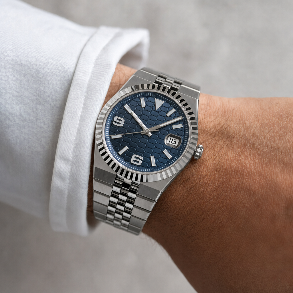 Montre Seiko mod SEIKODWELLER bleu marine portée au poignet — Time2Seiko