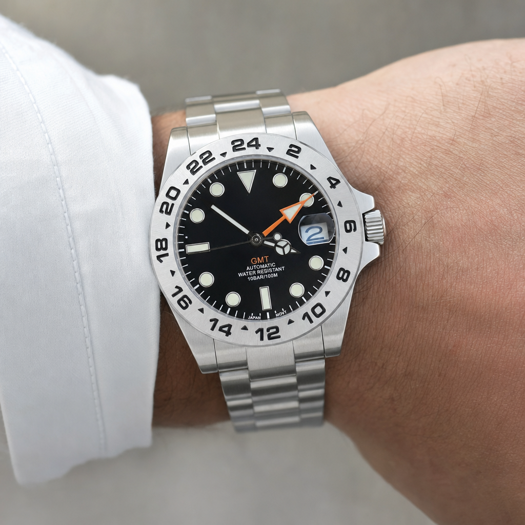 Montre Seiko mod SEIKO GMT noire portée au poignet — Time2Seiko