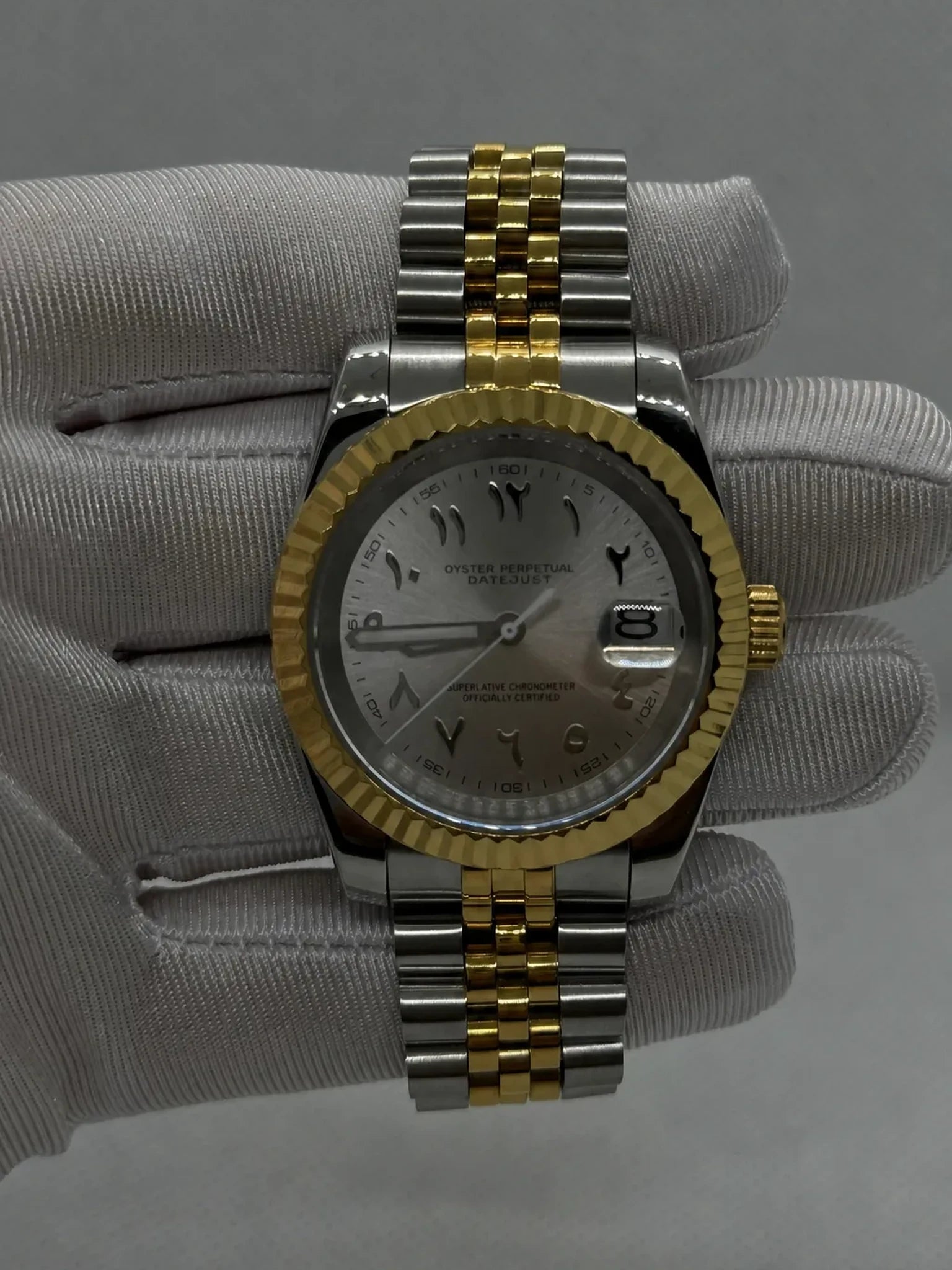Montre Seiko mod SEIKOJUST Arabic acier / doré, vue de face — Time2Seiko