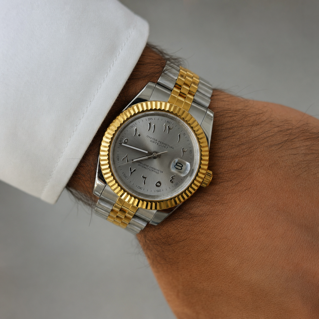 Montre Seiko mod SEIKOJUST Arabic acier / doré portée au poignet — Time2Seiko