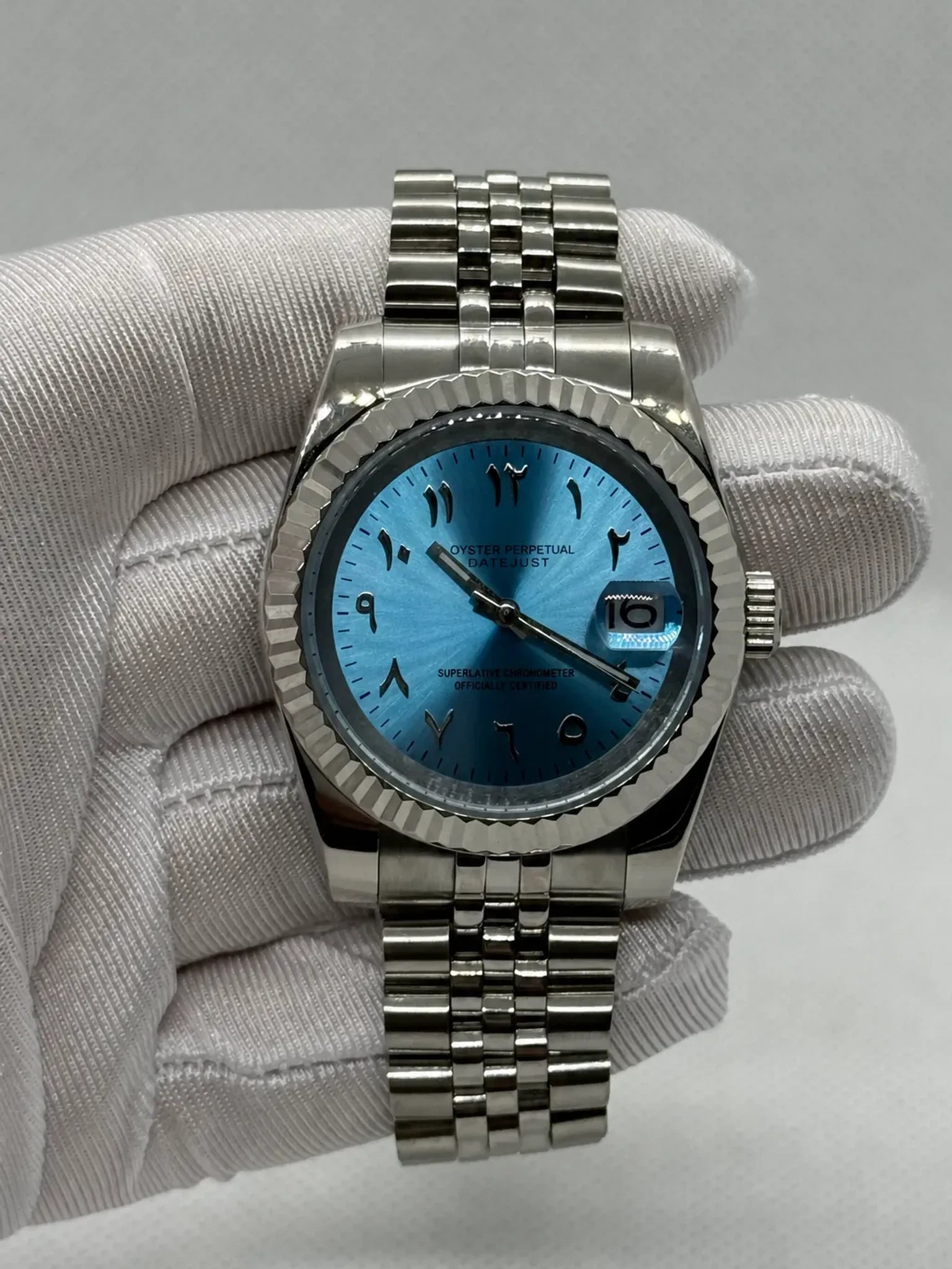 Montre Seiko mod SEIKOJUST Arabic bleue, vue de face — Time2Seiko