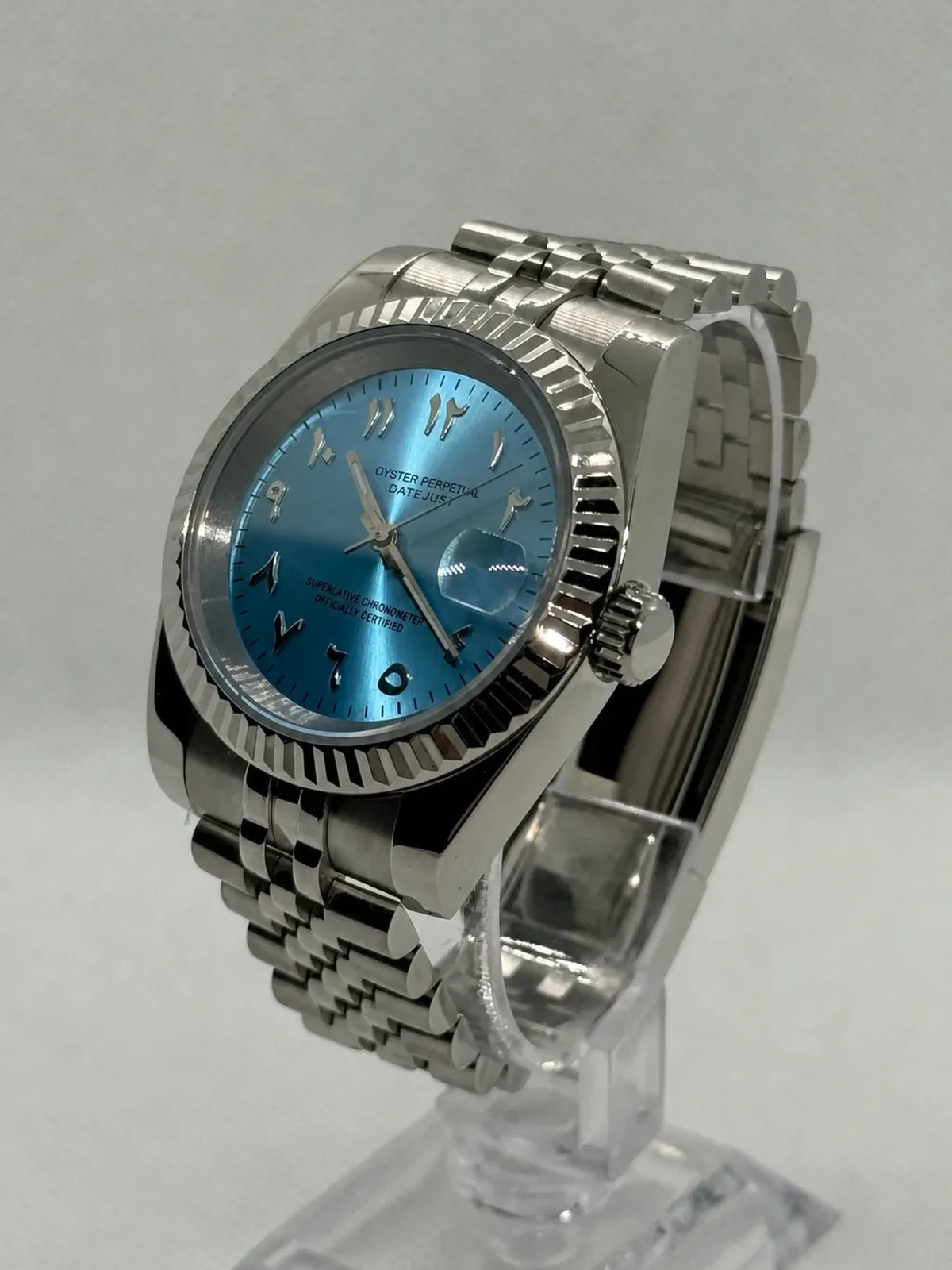 Montre Seiko mod SEIKOJUST Arabic bleue, vue 3 — Time2Seiko