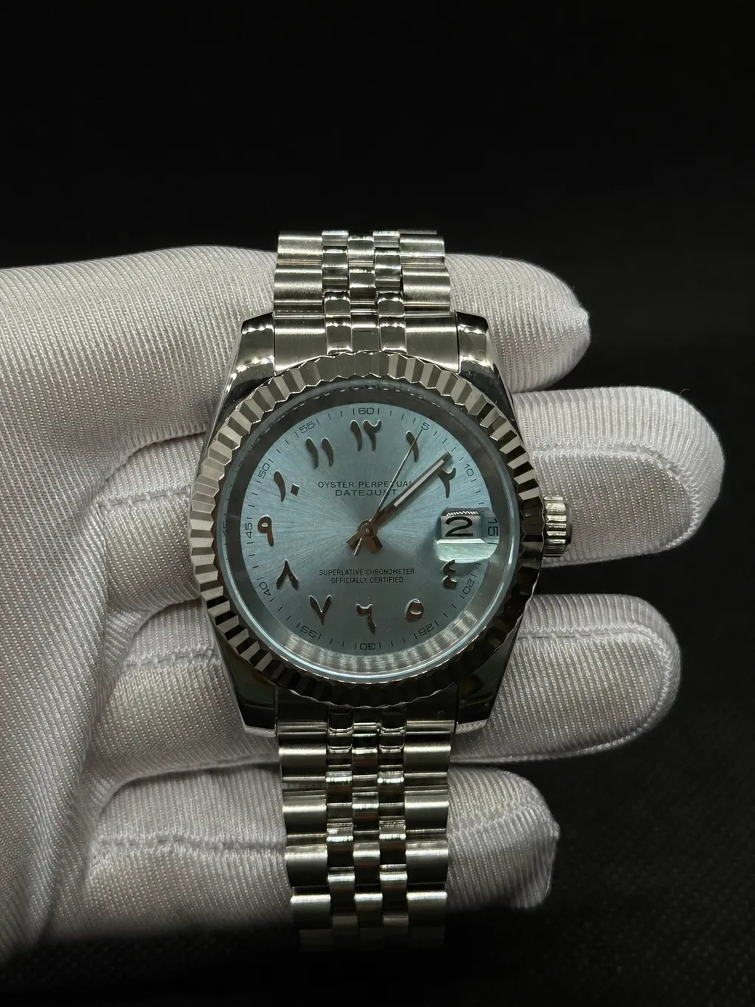 Montre Seiko mod SEIKOJUST Arabic Ice Blue, vue de face — Time2Seiko