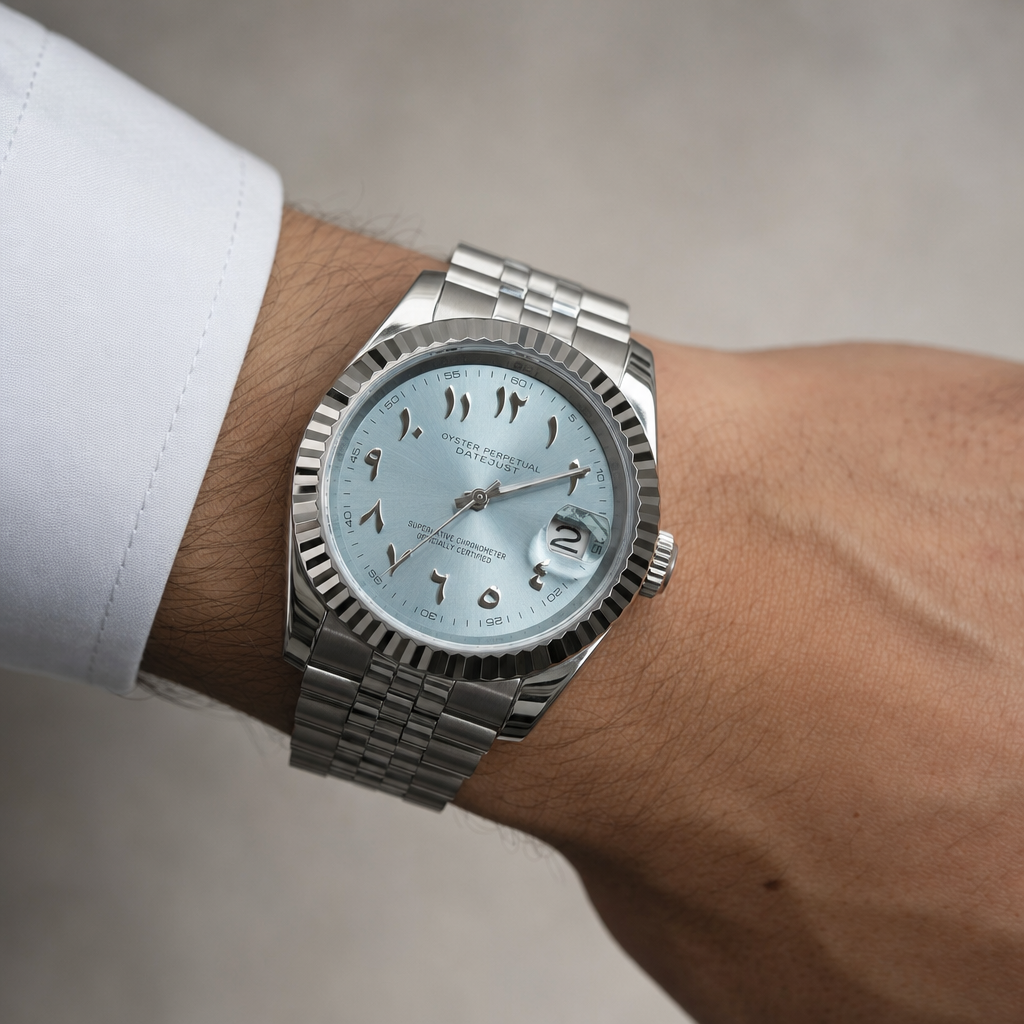 Montre Seiko mod SEIKOJUST Arabic Ice Blue portée au poignet — Time2Seiko