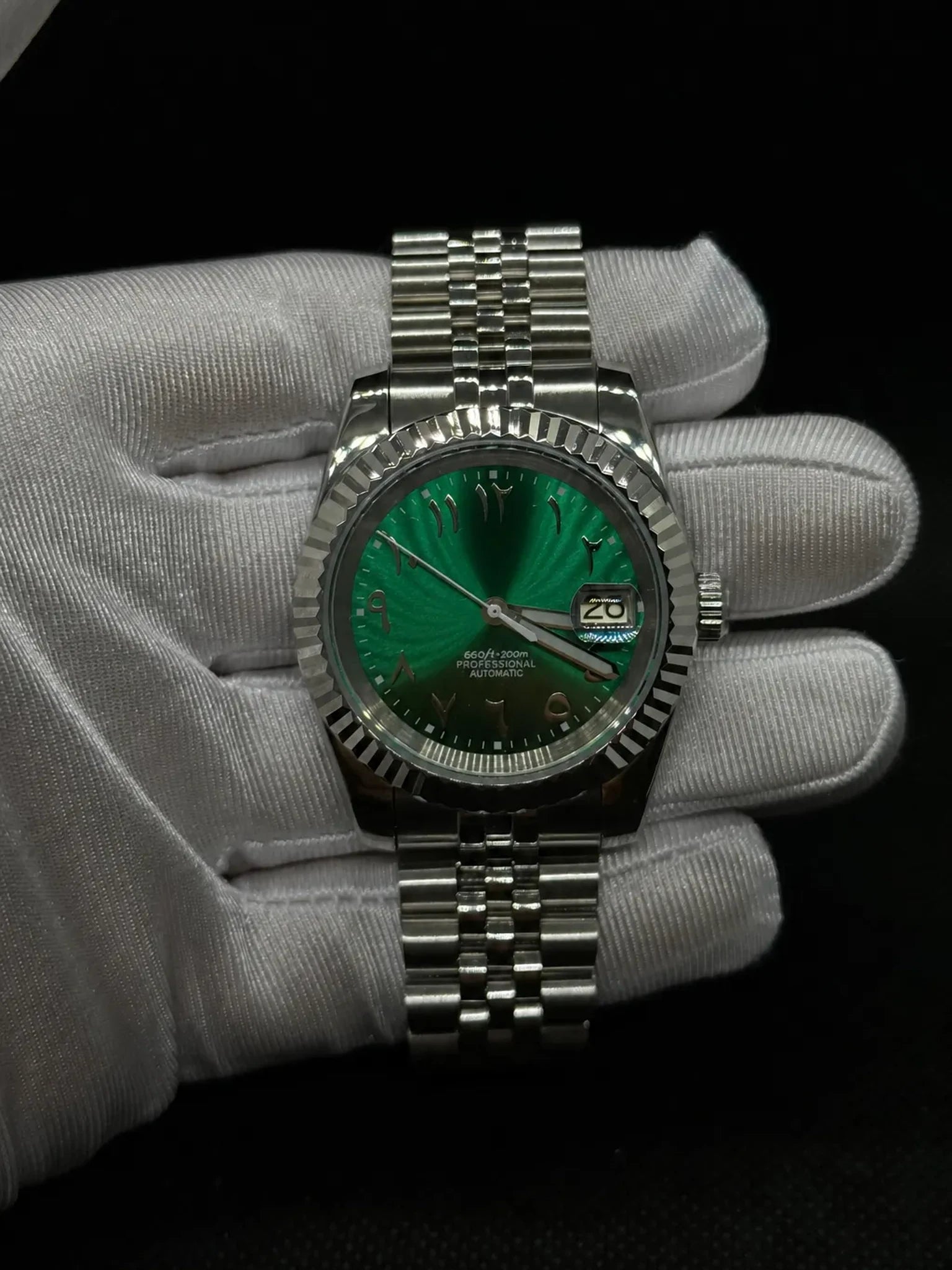 Montre Seiko mod SEIKOJUST Arabic verte, vue de face — Time2Seiko
