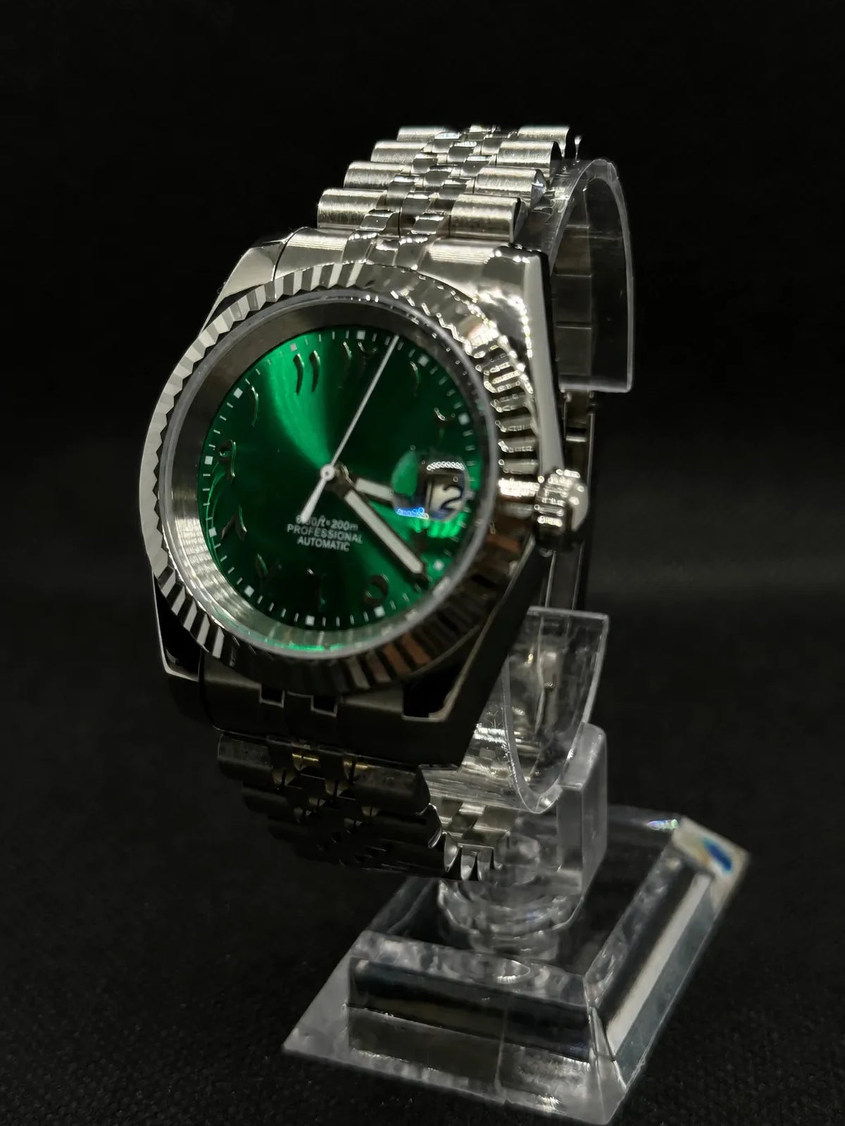 Montre Seiko mod SEIKOJUST Arabic verte, vue 3 — Time2Seiko