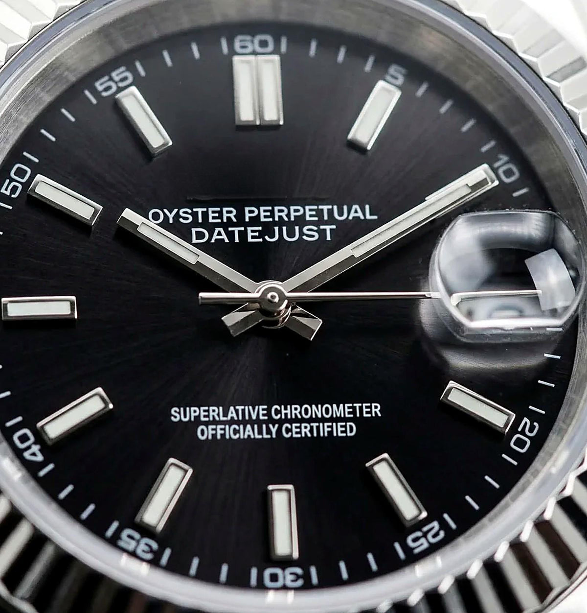 Montre Seiko mod SEIKOJUST black, gros plan sur le cadran — Time2Seiko