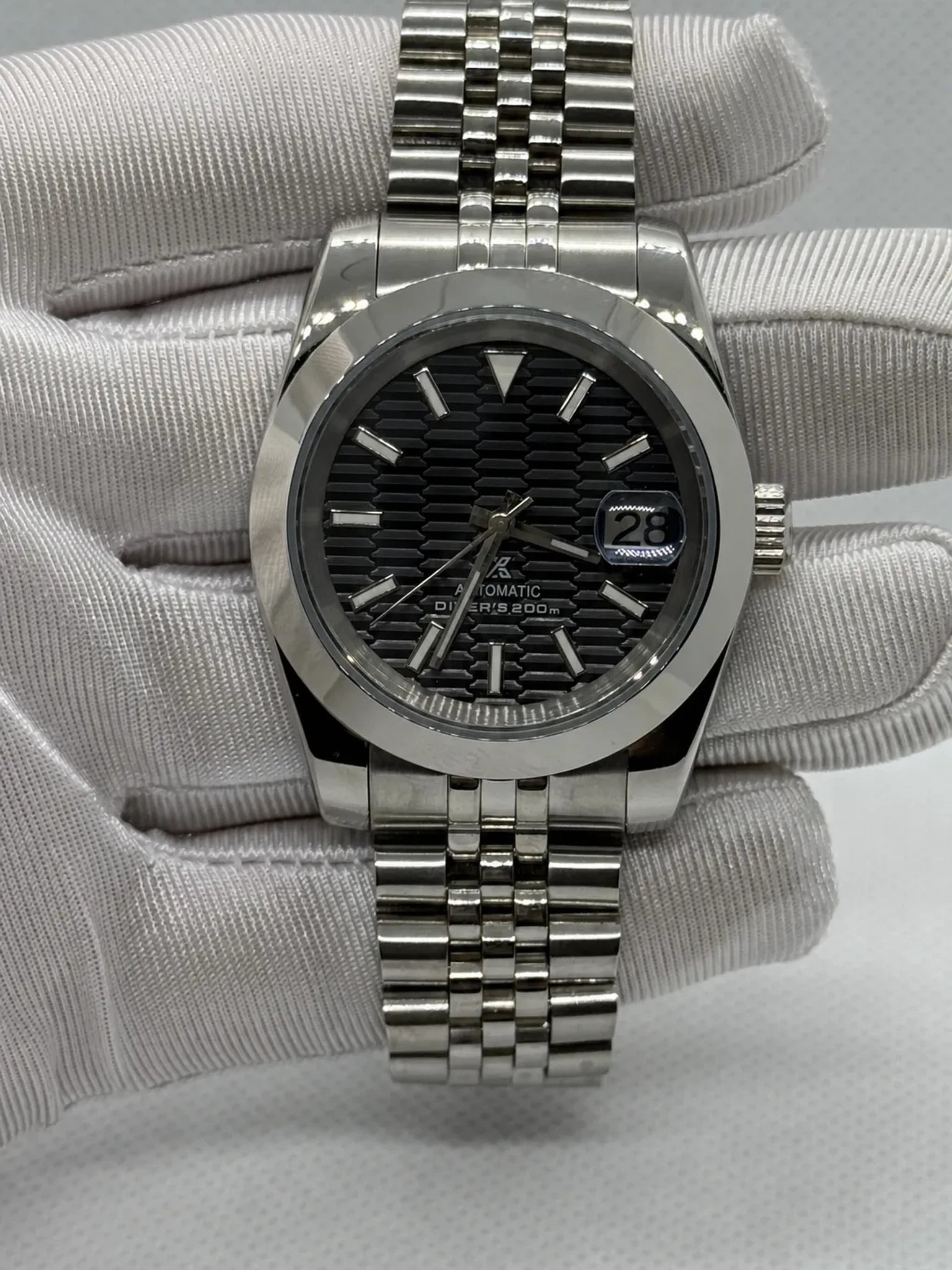 Montre Seiko mod SEIKOJUST black wave, vue de face — Time2Seiko