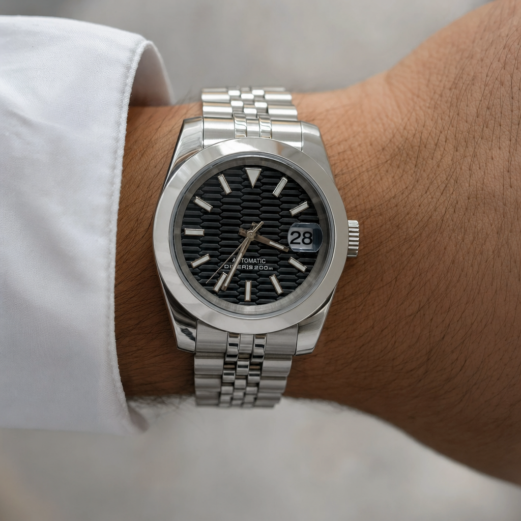 Montre Seiko mod SEIKOJUST black wave portée au poignet — Time2Seiko