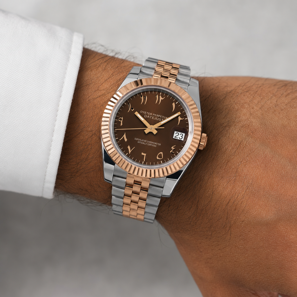 Montre Seiko mod SEIKOJUST chocolat or rose arabic portée au poignet — Time2Seiko