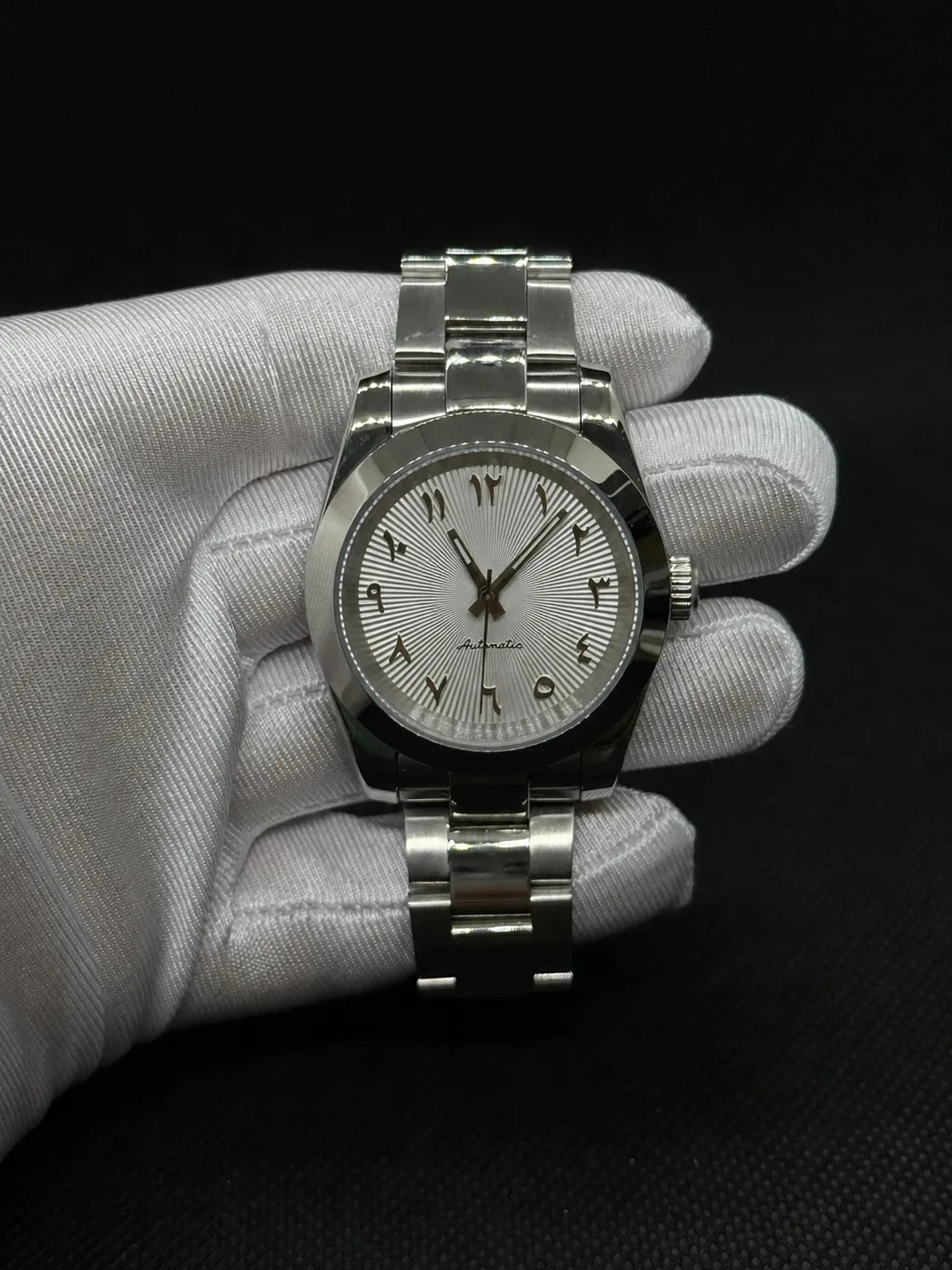 Montre Seiko mod SEIKOJUST Arabic White, vue de face — Time2Seiko
