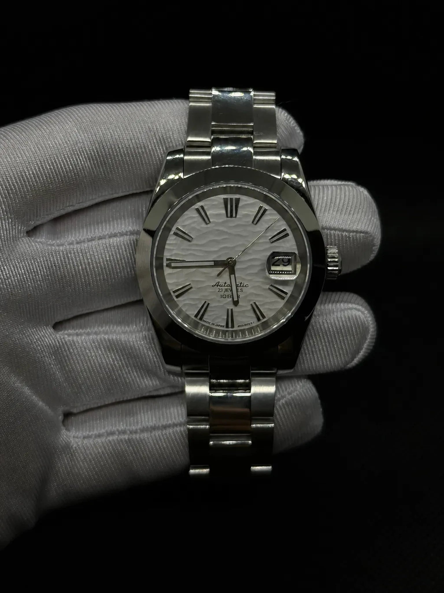 Montre Seiko mod SEIKOJUST glacier white, vue de face — Time2Seiko