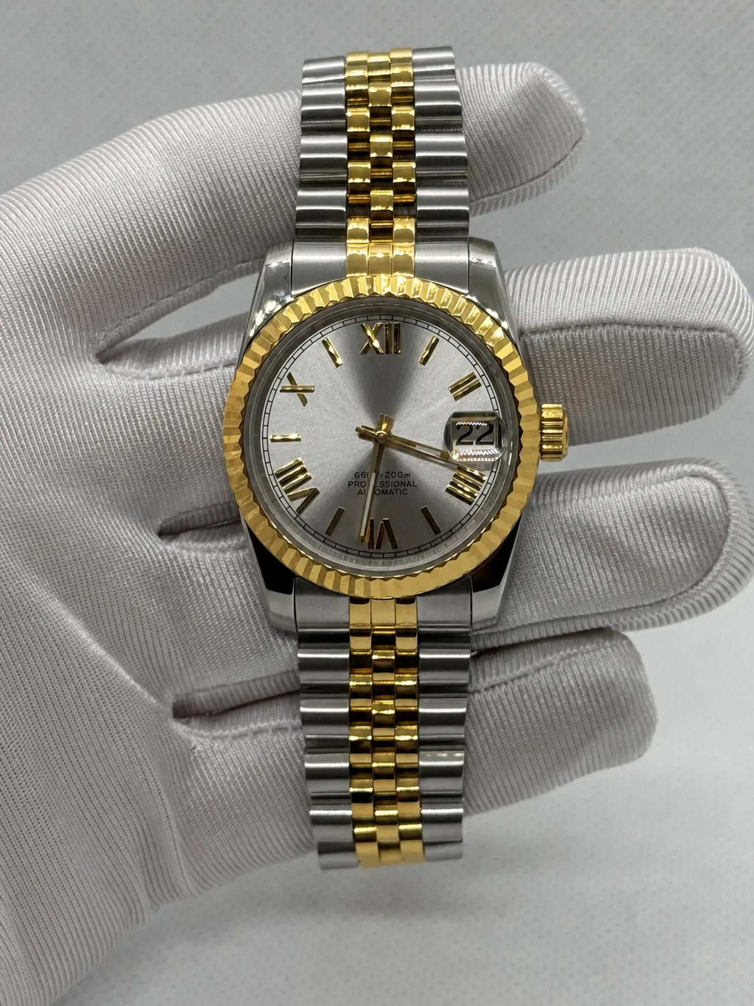 Montre Seiko mod SEIKOJUST grise/dorée, vue de face — Time2Seiko