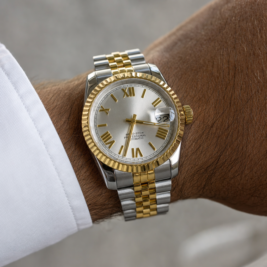 Montre Seiko mod SEIKOJUST grise/dorée portée au poignet — Time2Seiko