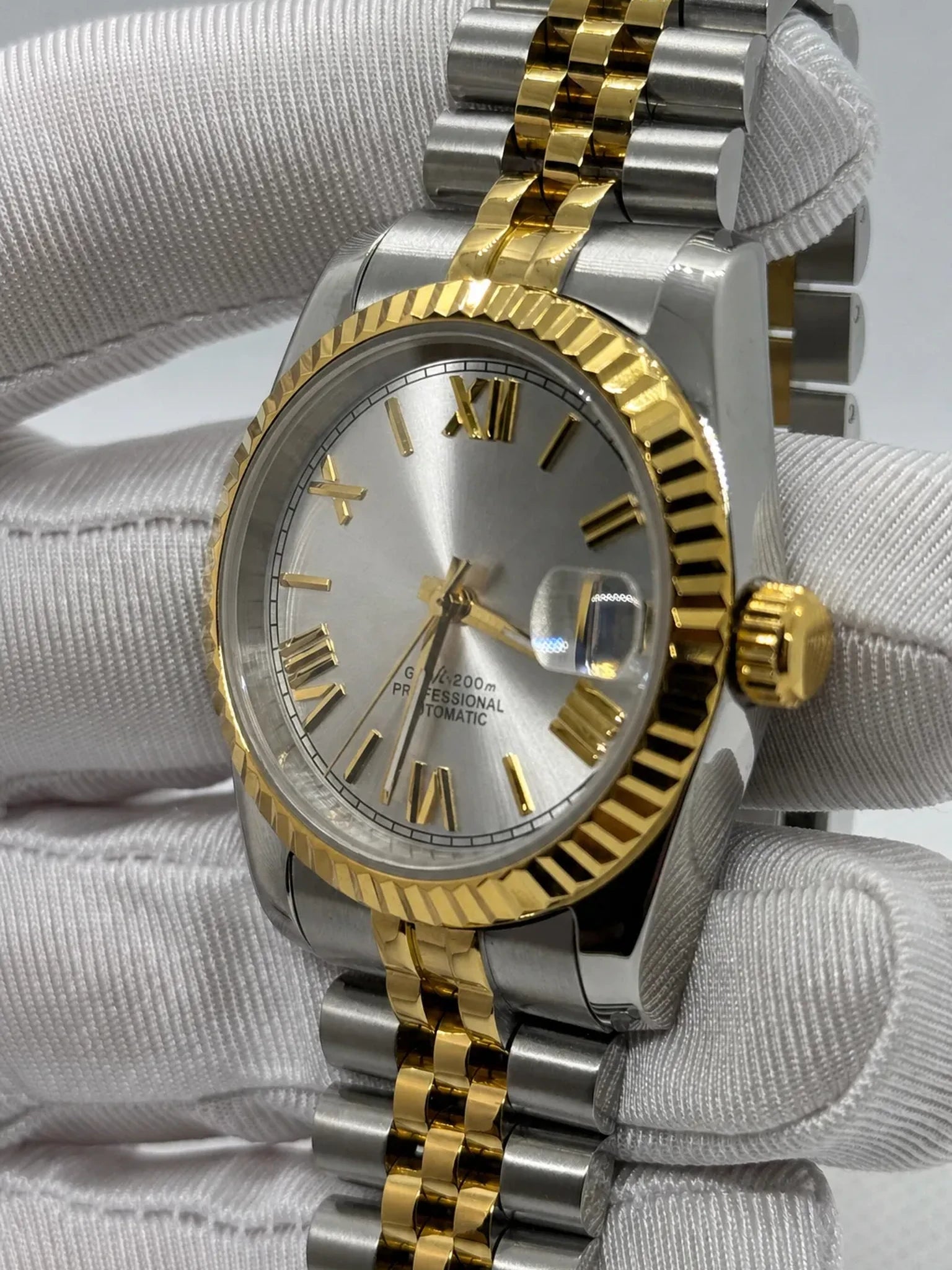 Montre Seiko mod SEIKOJUST grise/dorée, vue 3 — Time2Seiko