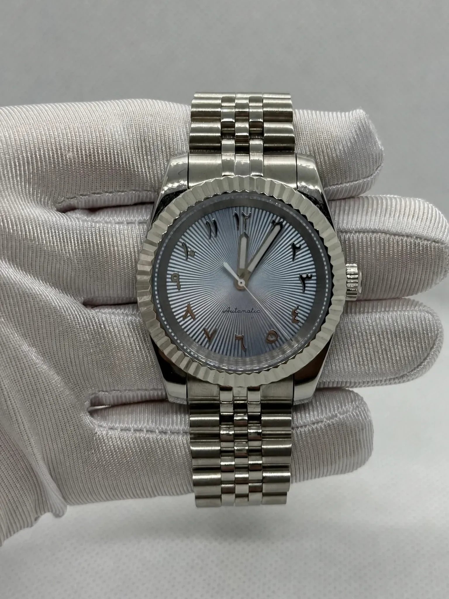 Montre Seiko mod SEIKOJUST jubilee Arabic blue, vue de face — Time2Seiko