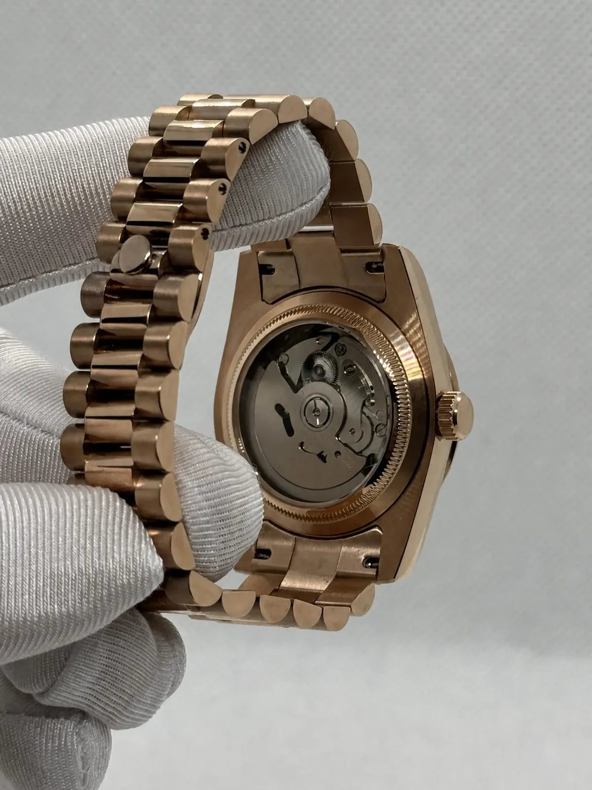 Montre Seiko mod SEIKOJUST arabic or rose, vue trois-quarts — Time2Seiko