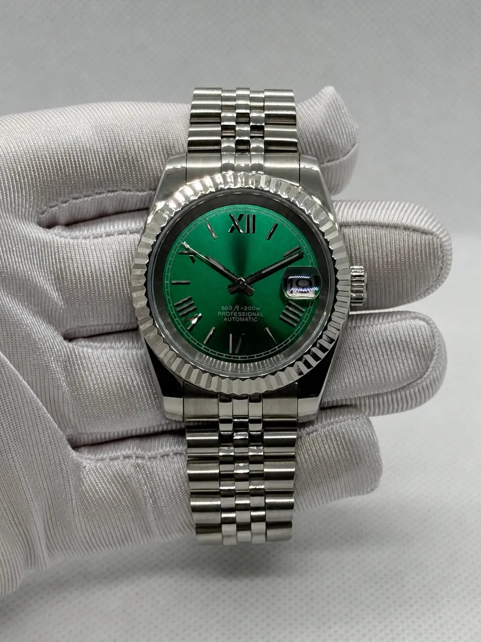 Montre Seiko mod SEIKOJUST Roman verte, vue de face — Time2Seiko