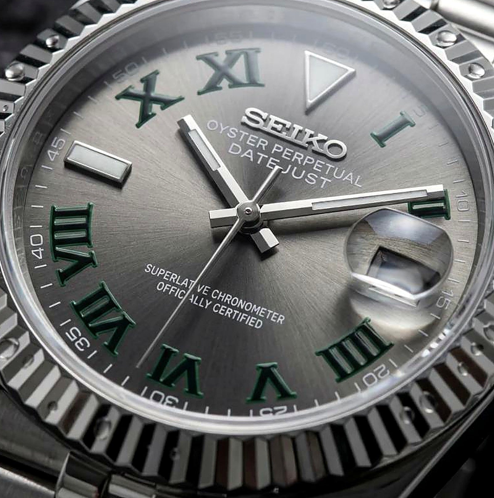 SEIKOJUST Wimbledon — macro cadran gris chiffres romains verts — Time2Seiko