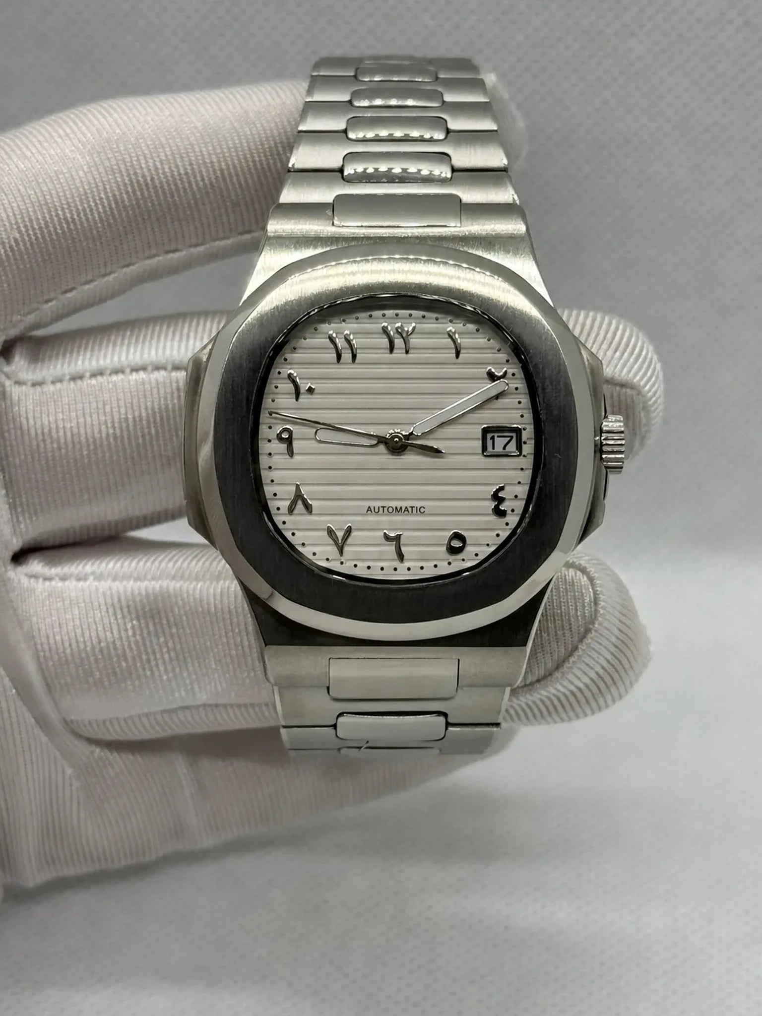 Montre Seiko mod SEIKOLUS Arabic White, vue de face — Time2Seiko