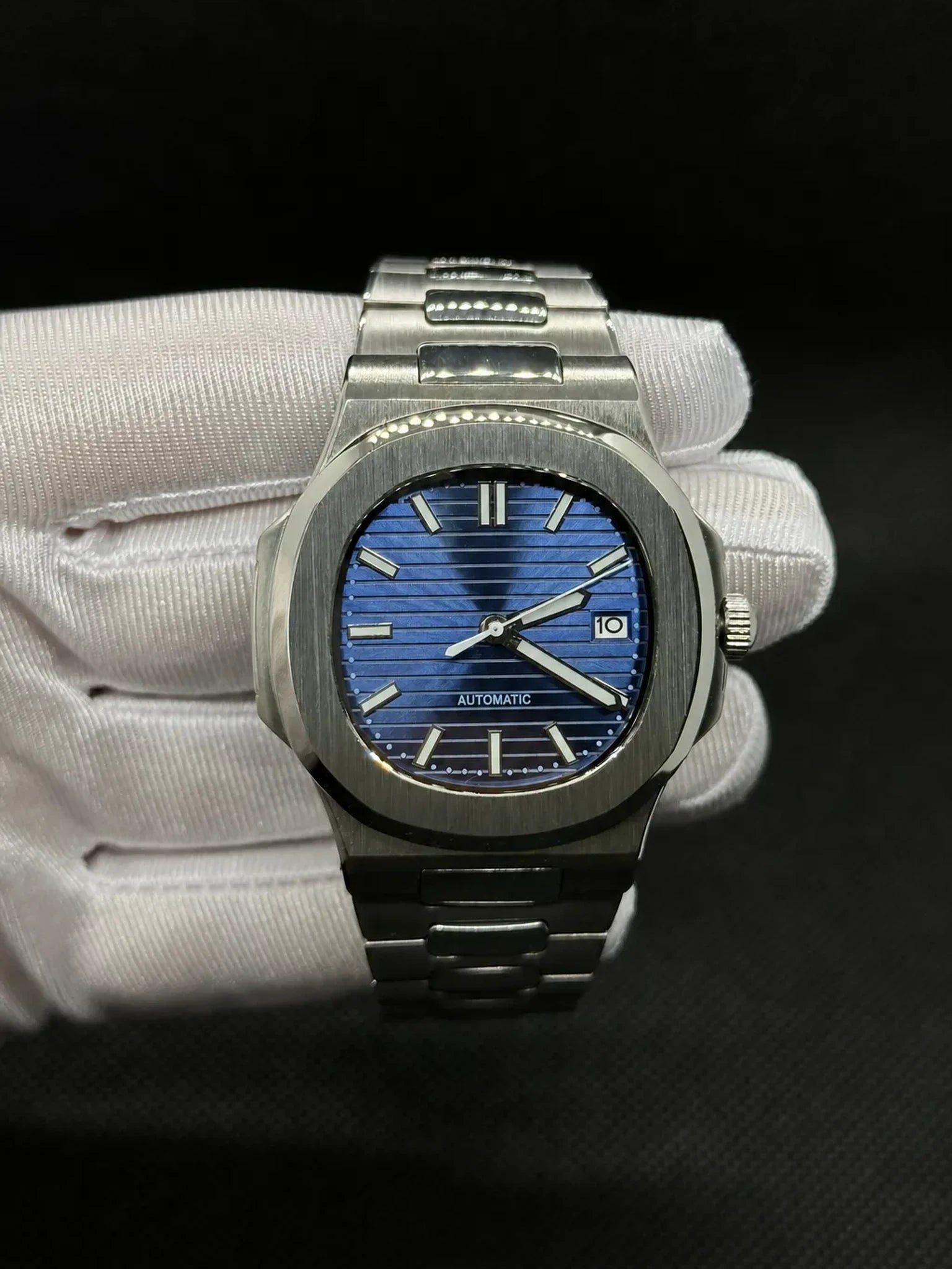 Montre Seiko mod SEIKOLUS bleue, vue de face — Time2Seiko