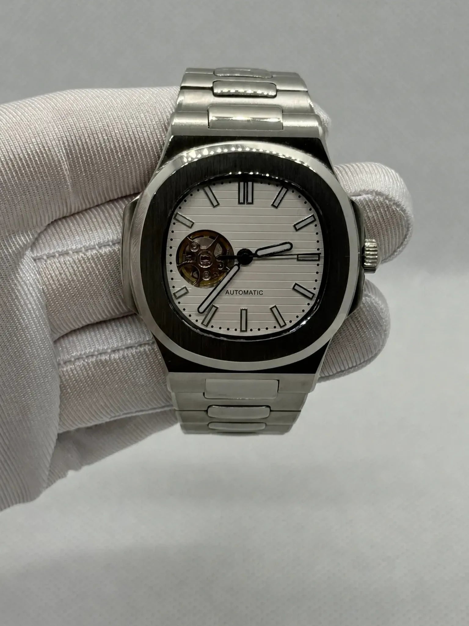 Montre Seiko mod SEIKOLUS coeur ouvert blanche, vue de face — Time2Seiko