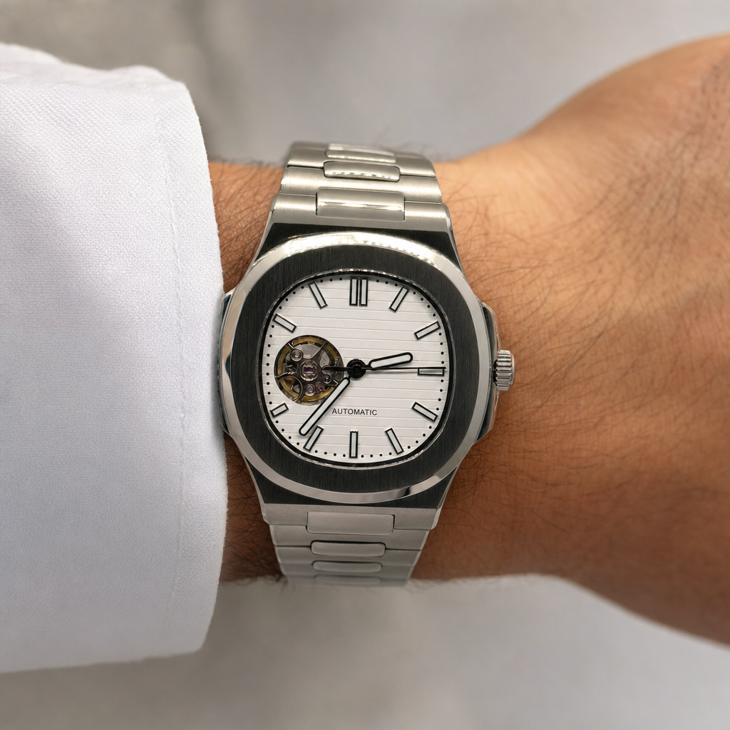 Montre Seiko mod SEIKOLUS coeur ouvert blanche portée au poignet — Time2Seiko