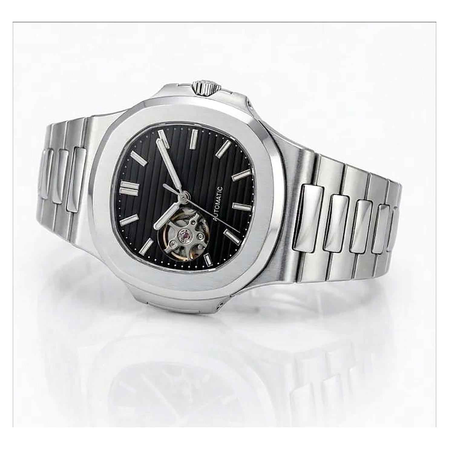 Montre Seiko mod SEIKOLUS coeur ouvert noir, vue trois-quarts — Time2Seiko