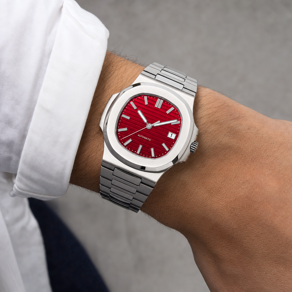 Montre Seiko mod SEIKOLUS rouge cerise portée au poignet — Time2Seiko