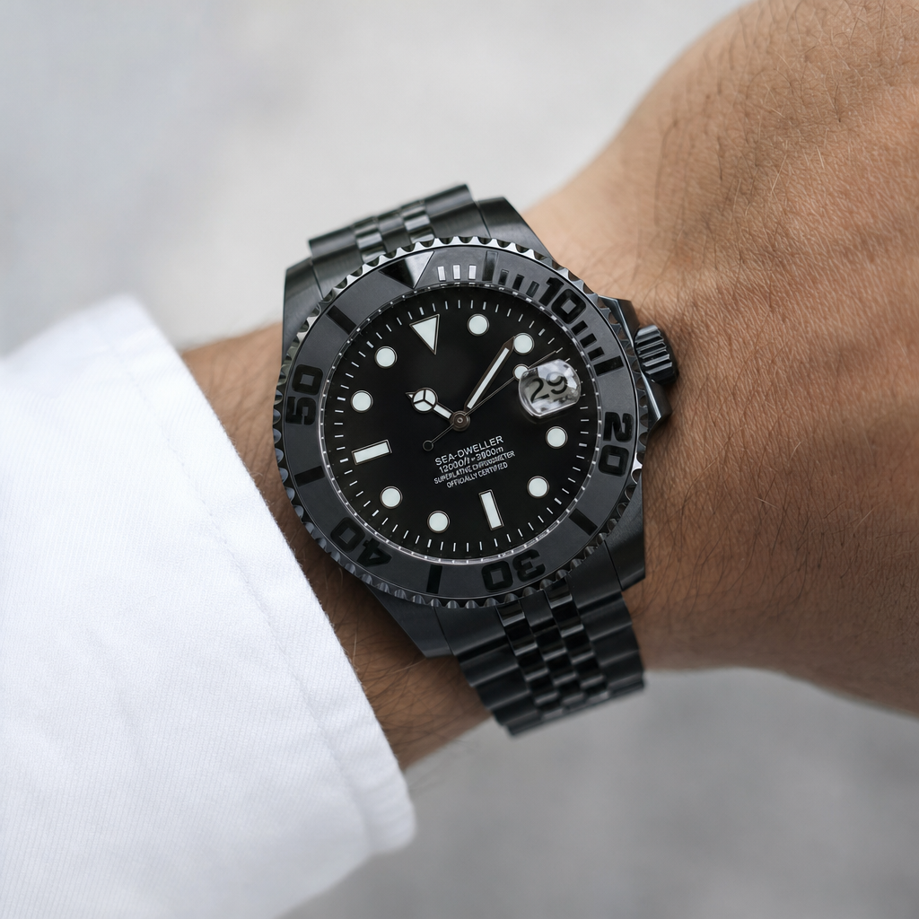 Montre Seiko mod SEIKOMARINER full black portée au poignet — Time2Seiko