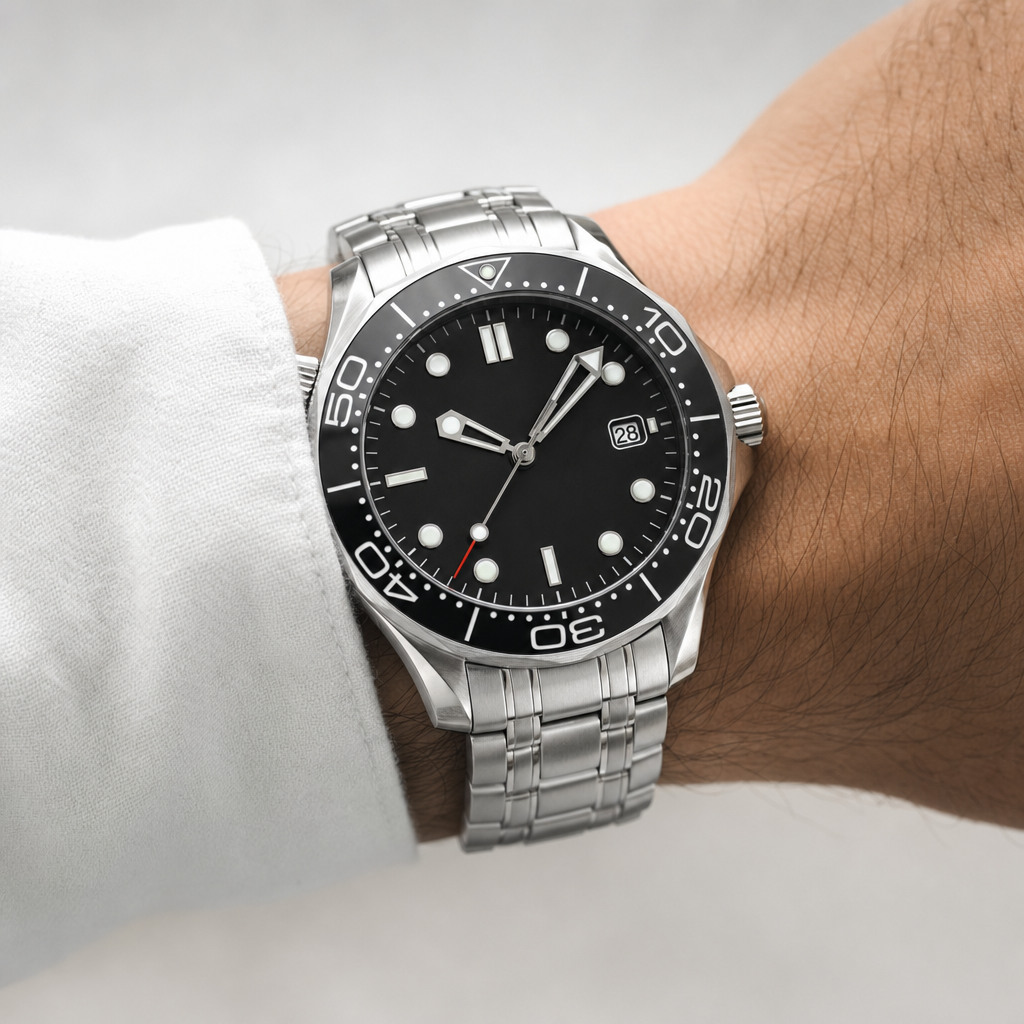 Montre Seiko mod SEIKOMARINER master noire portée au poignet — Time2Seiko