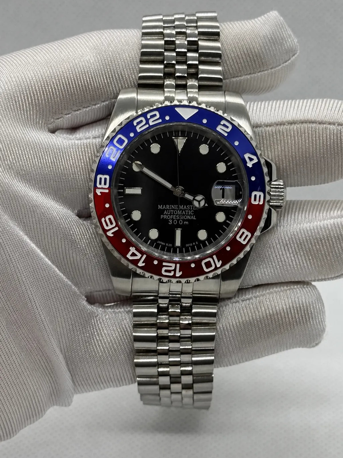 Montre Seiko mod SEIKOMARINER Pepsi, vue de face — Time2Seiko