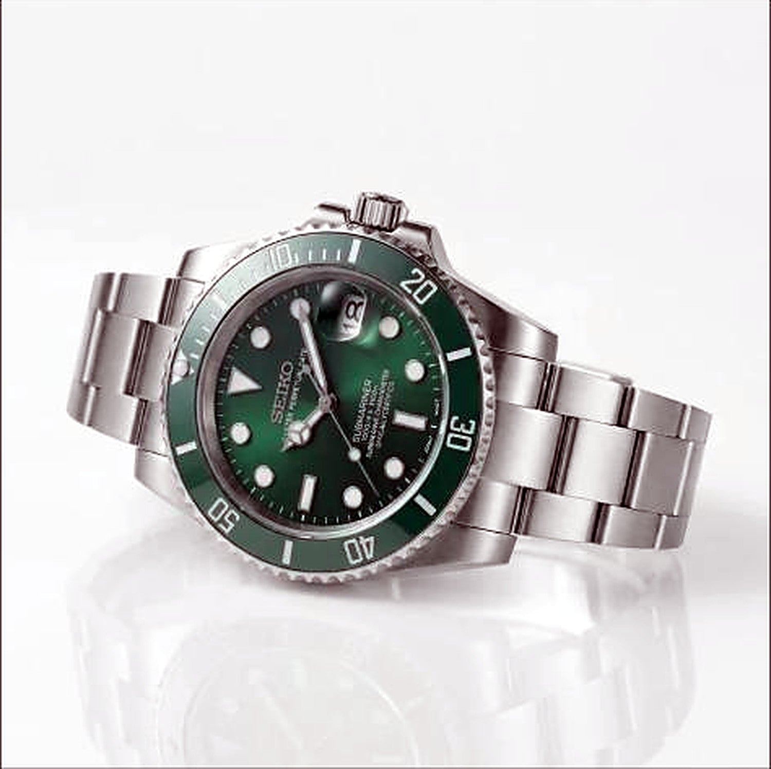 SEIKOMARINER verte — vue 3/4 plongeuse cadran et lunette verts bracelet oyster — Seiko mod SEIKOMARINER Time2Seiko