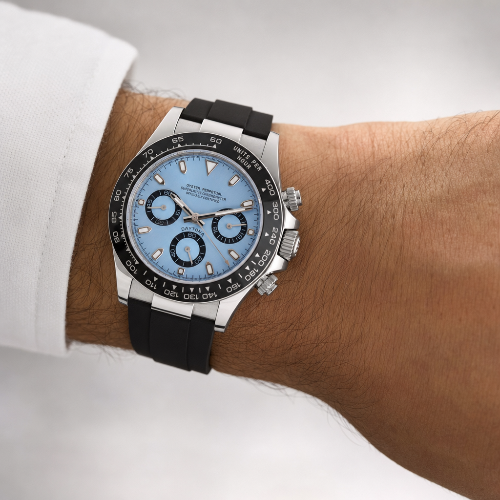 Montre Seiko mod SEIKONA bleu glacier caoutchouc portée au poignet — Time2Seiko