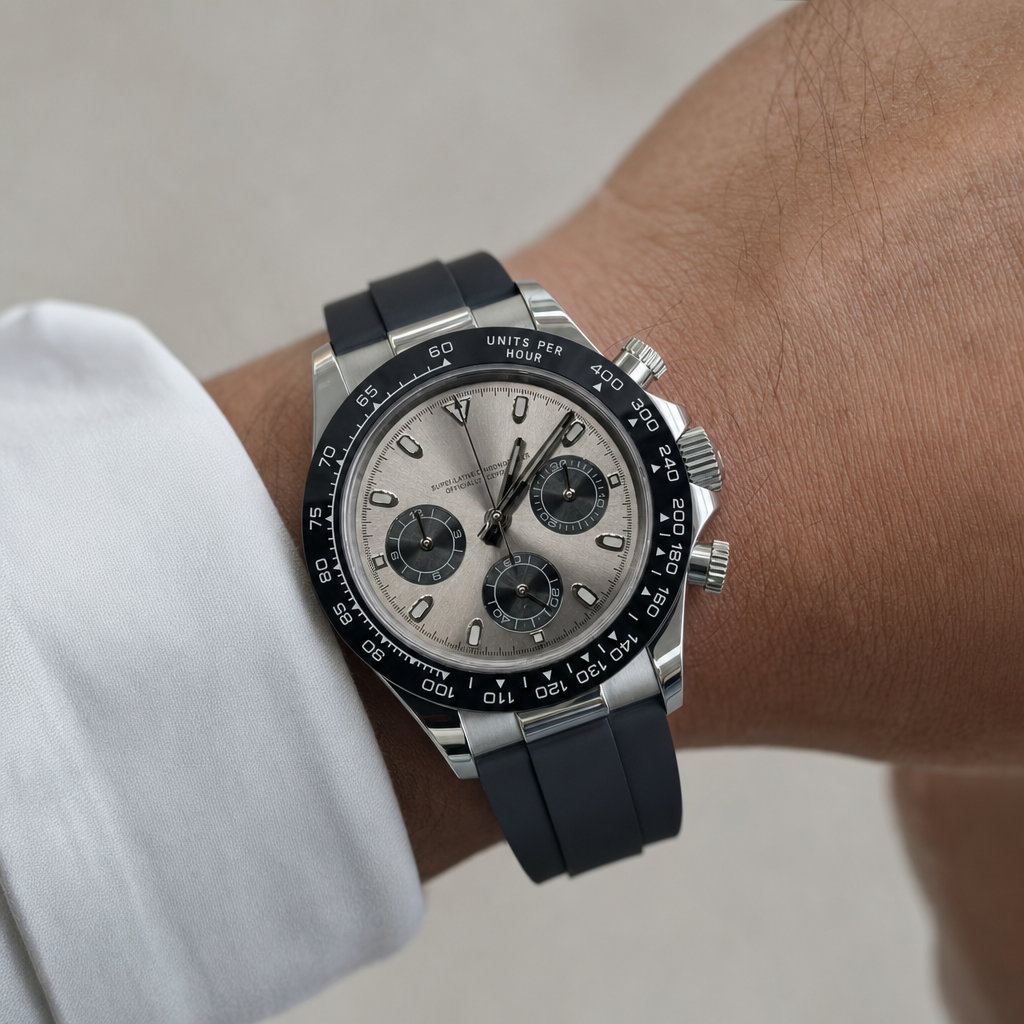Montre Seiko mod SEIKONA grise portée au poignet — Time2Seiko