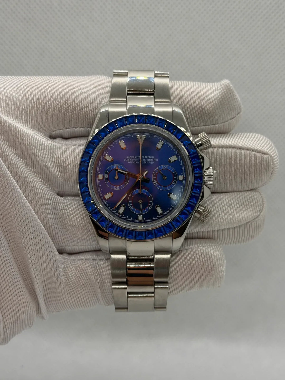 Montre Seiko mod SEIKONA Rubis bleu, vue de face — Time2Seiko