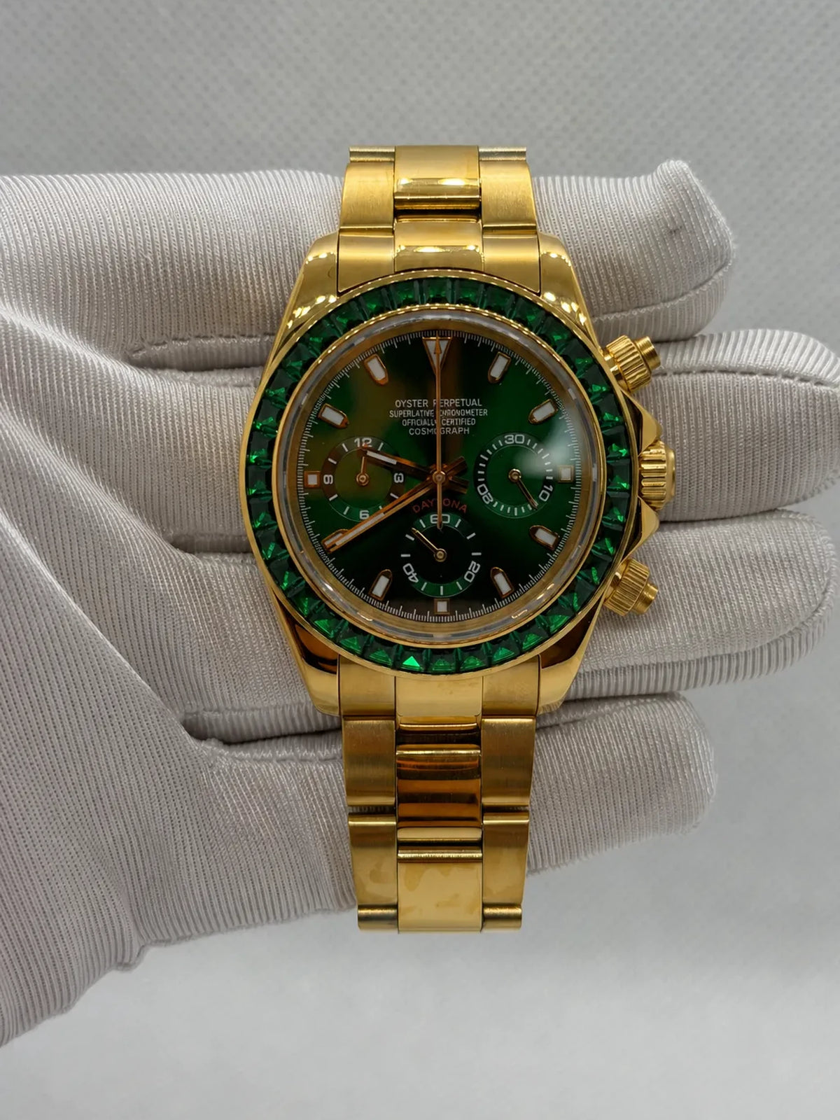 Montre Seiko mod SEIKONA Rubis vert dorée, vue de face — Time2Seiko