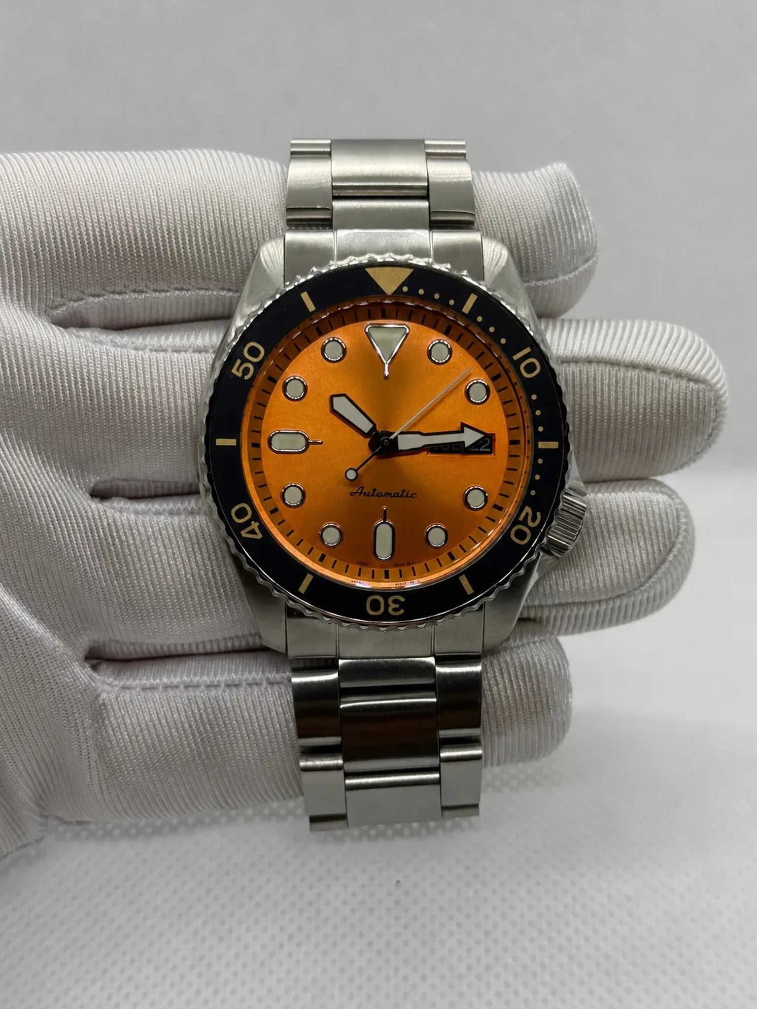 Montre Seiko mod SeikoSKK orange, vue de face — Time2Seiko