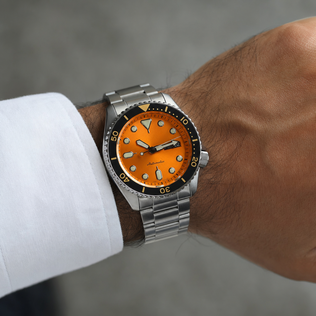 Montre Seiko mod SeikoSKK orange portée au poignet — Time2Seiko