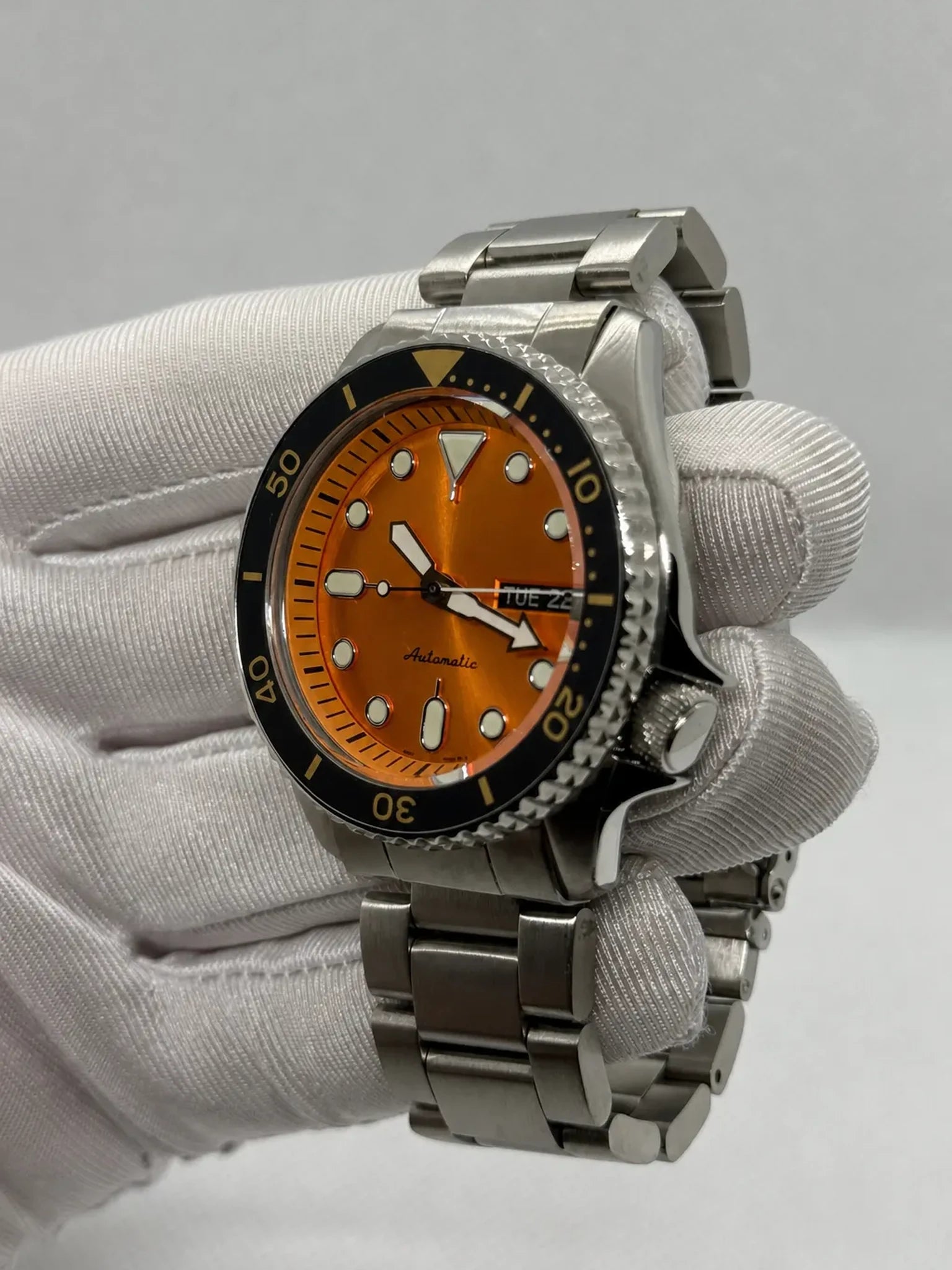 Montre Seiko mod SeikoSKK orange, vue trois-quarts — Time2Seiko
